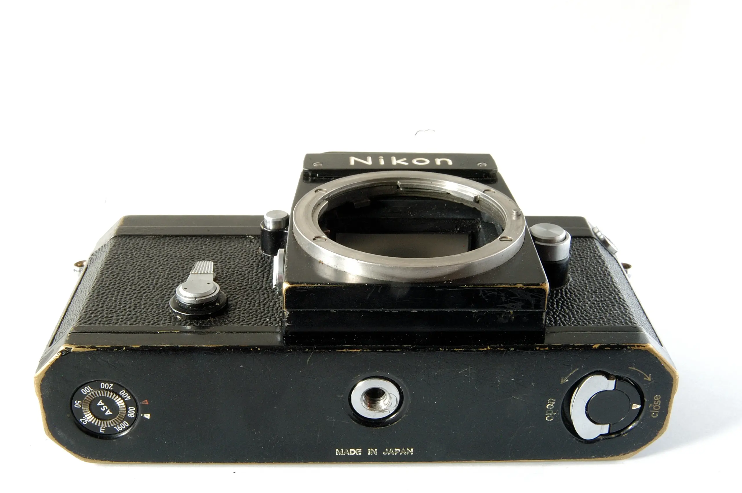 Κάτω όψη μαύρης Nikon F με την πλάκα βάσης και την υποδοχή τριπόδου