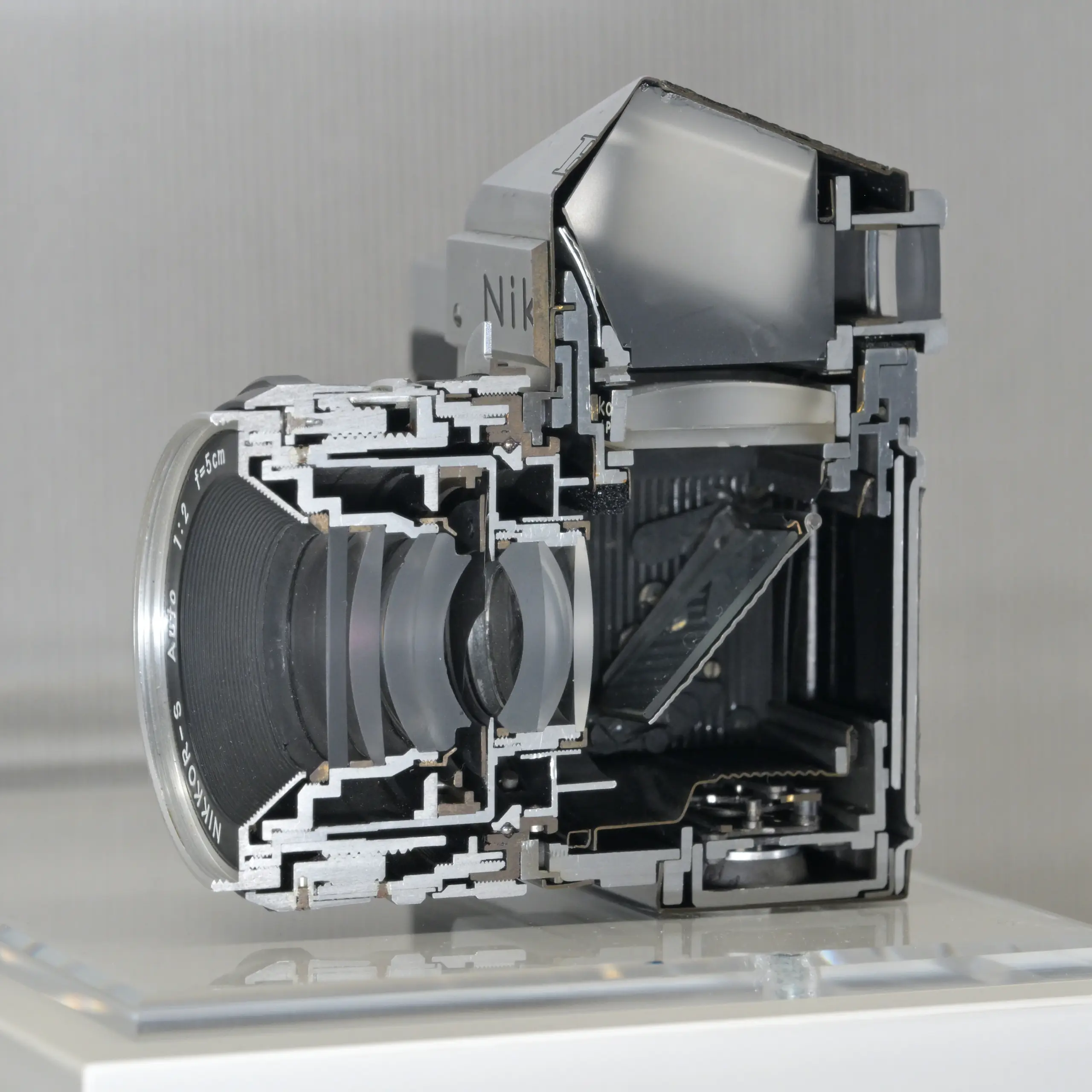 Τομή Nikon F και φακού 50mm f/2 στο Nikon Museum