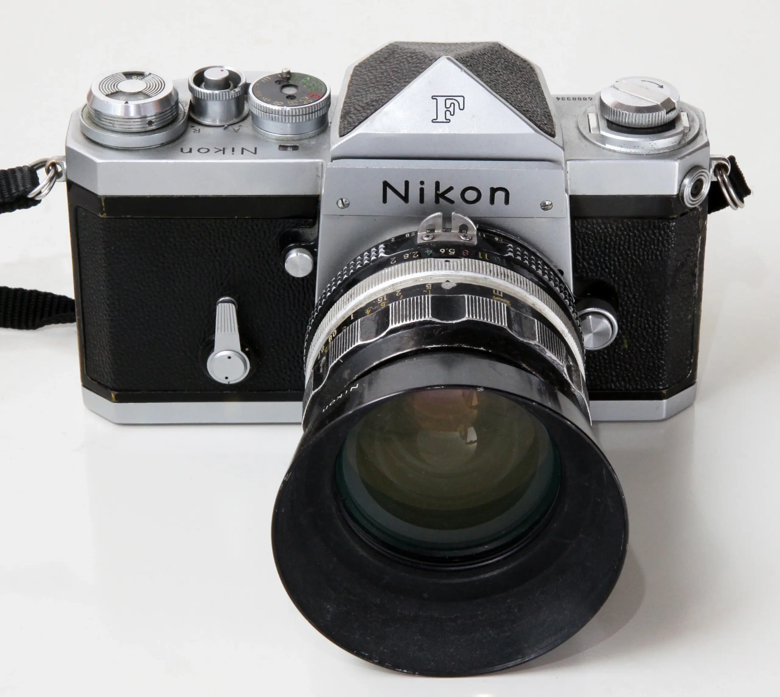 Χρωμιωμένη Nikon F με eye-level finder και φακό Nikkor-O 35mm f/2