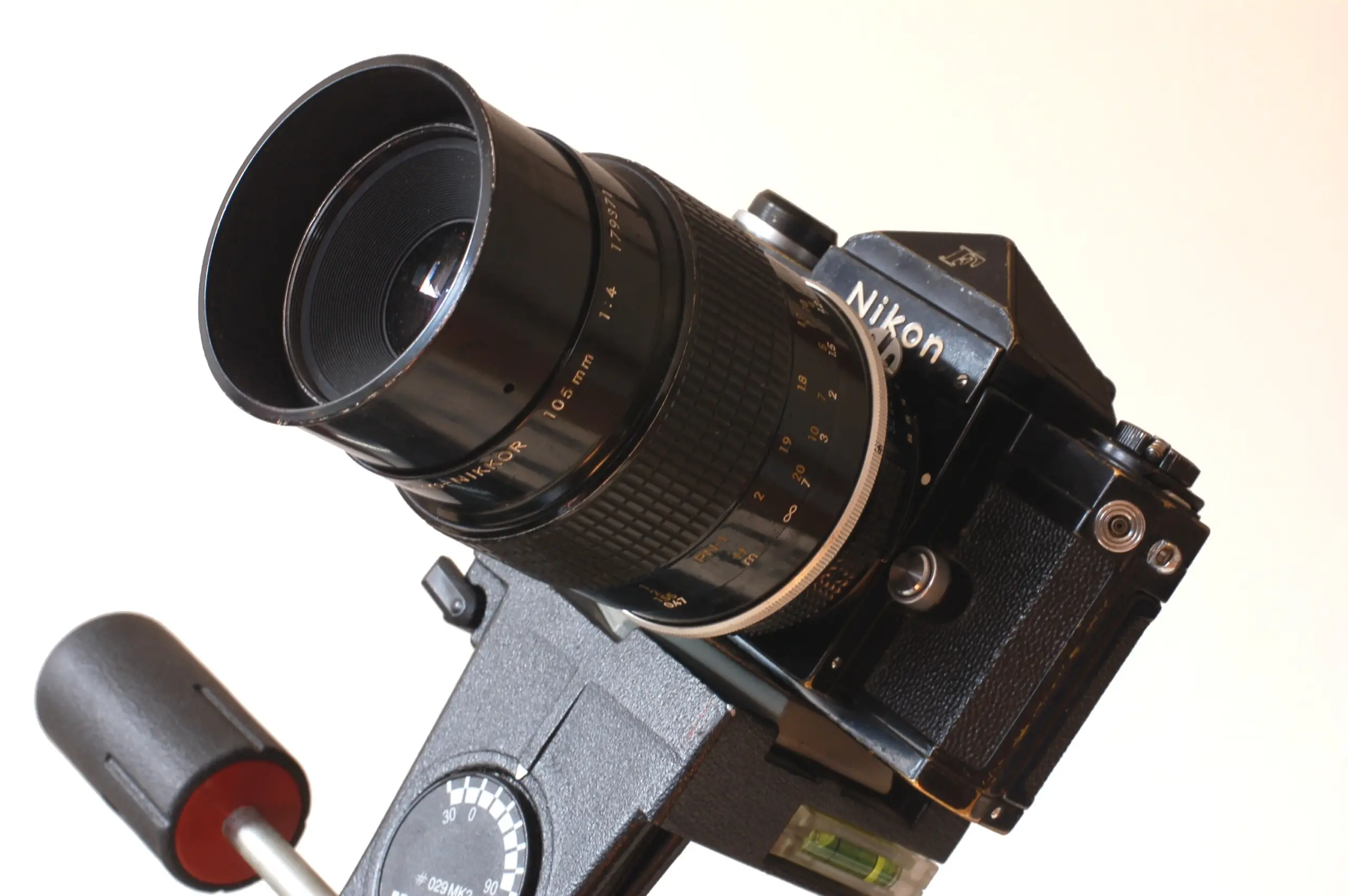 Nikon F με φακό Micro-Nikkor 105mm f/4 σε αντιγραφικό stand