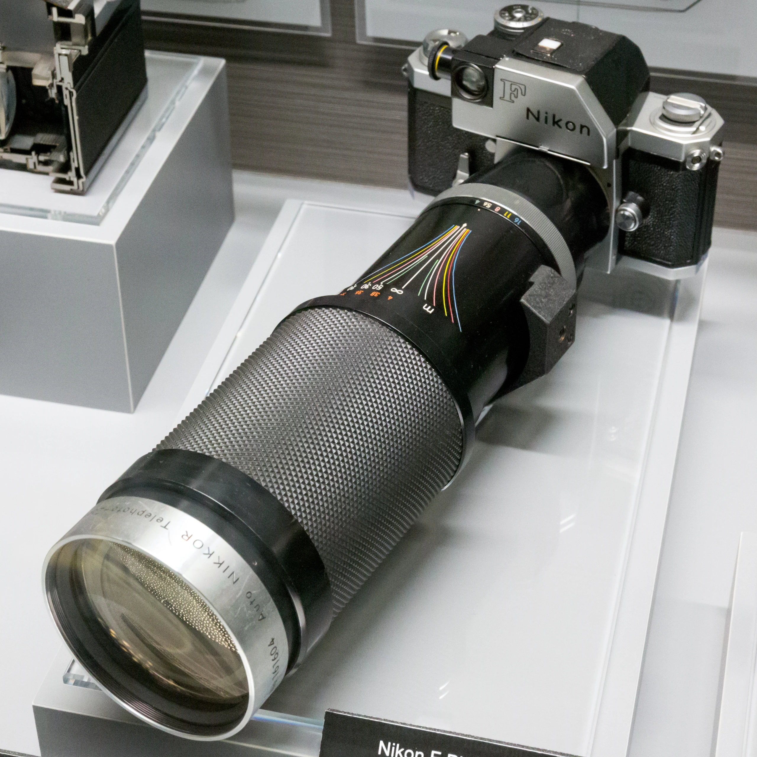 Nikon F Photomic με Auto NIKKOR Telephoto-Zoom 85-250mm στο Nikon Museum