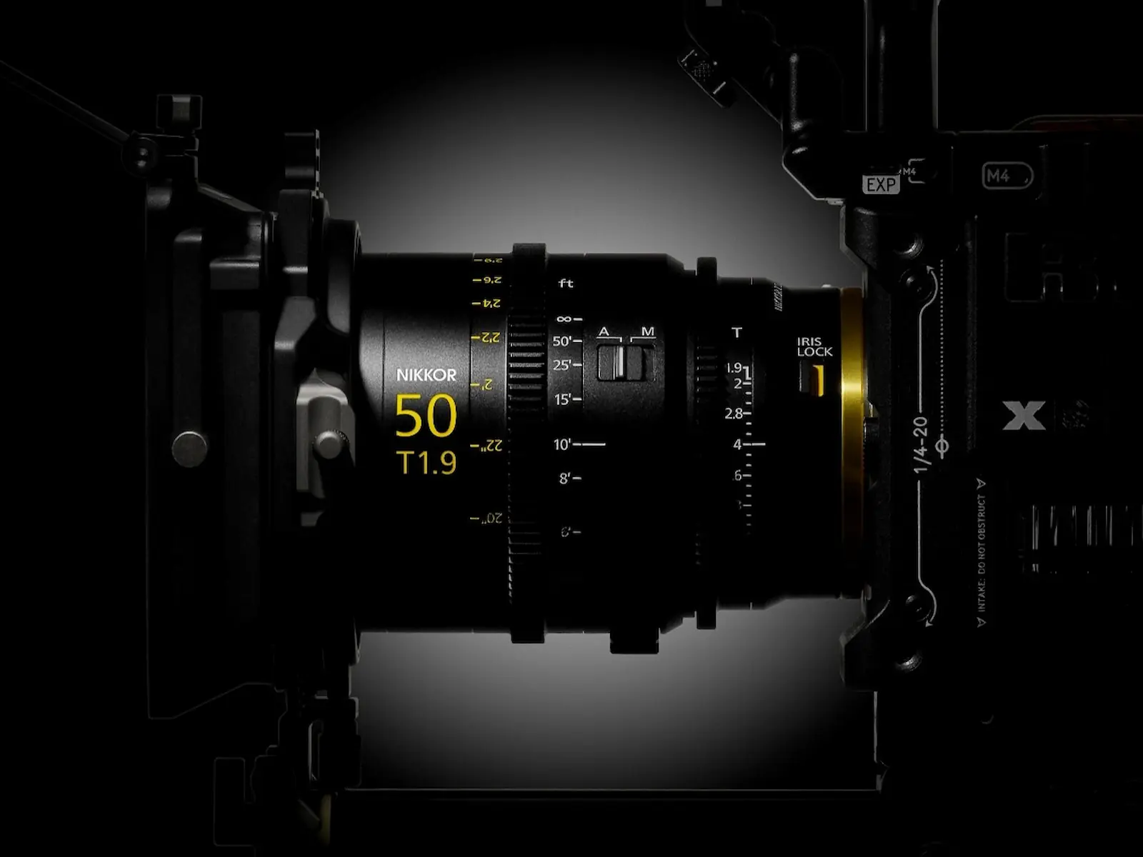 Ο NIKKOR Z CINEMA 50mm T1.9 VV τοποθετημένος σε κινηματογραφική κάμερα