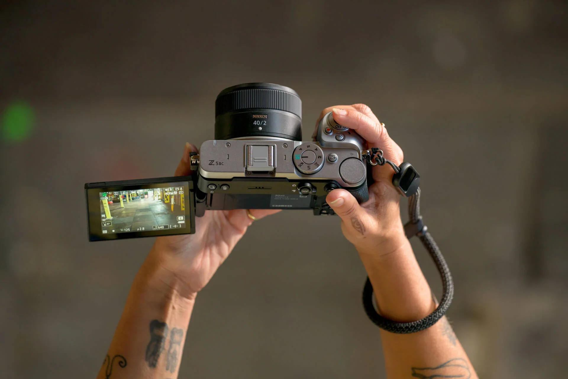 Πίσω πλευρά της Nikon Z5IIC με πλήρως αρθρωτή οθόνη