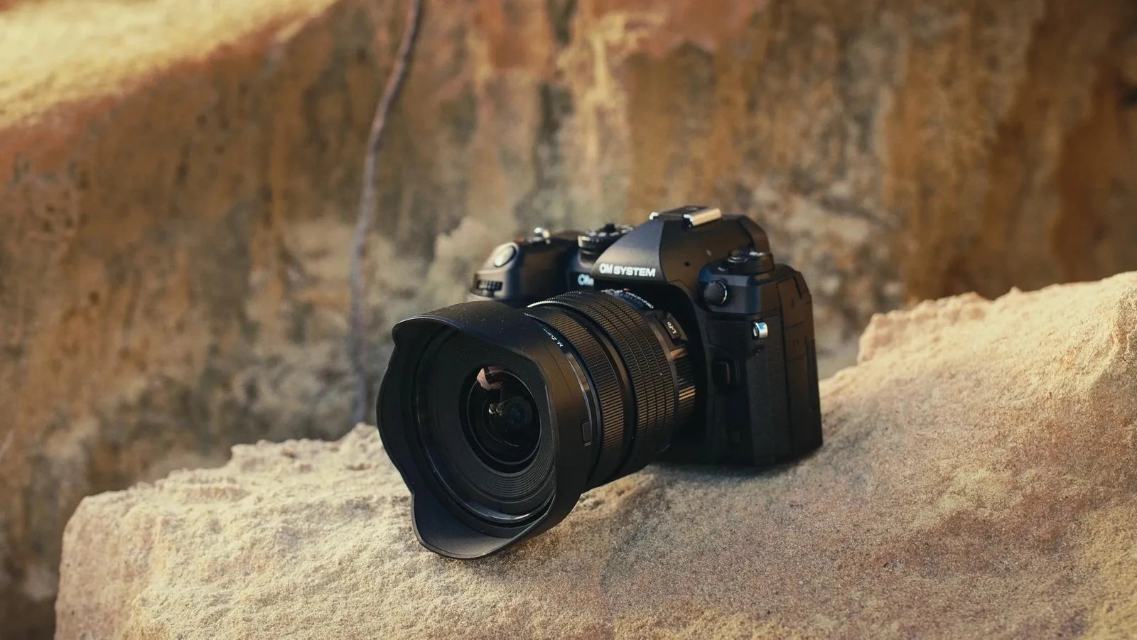 Η OM System OM-1 Mark II με φακό, τοποθετημένη πάνω σε βράχο