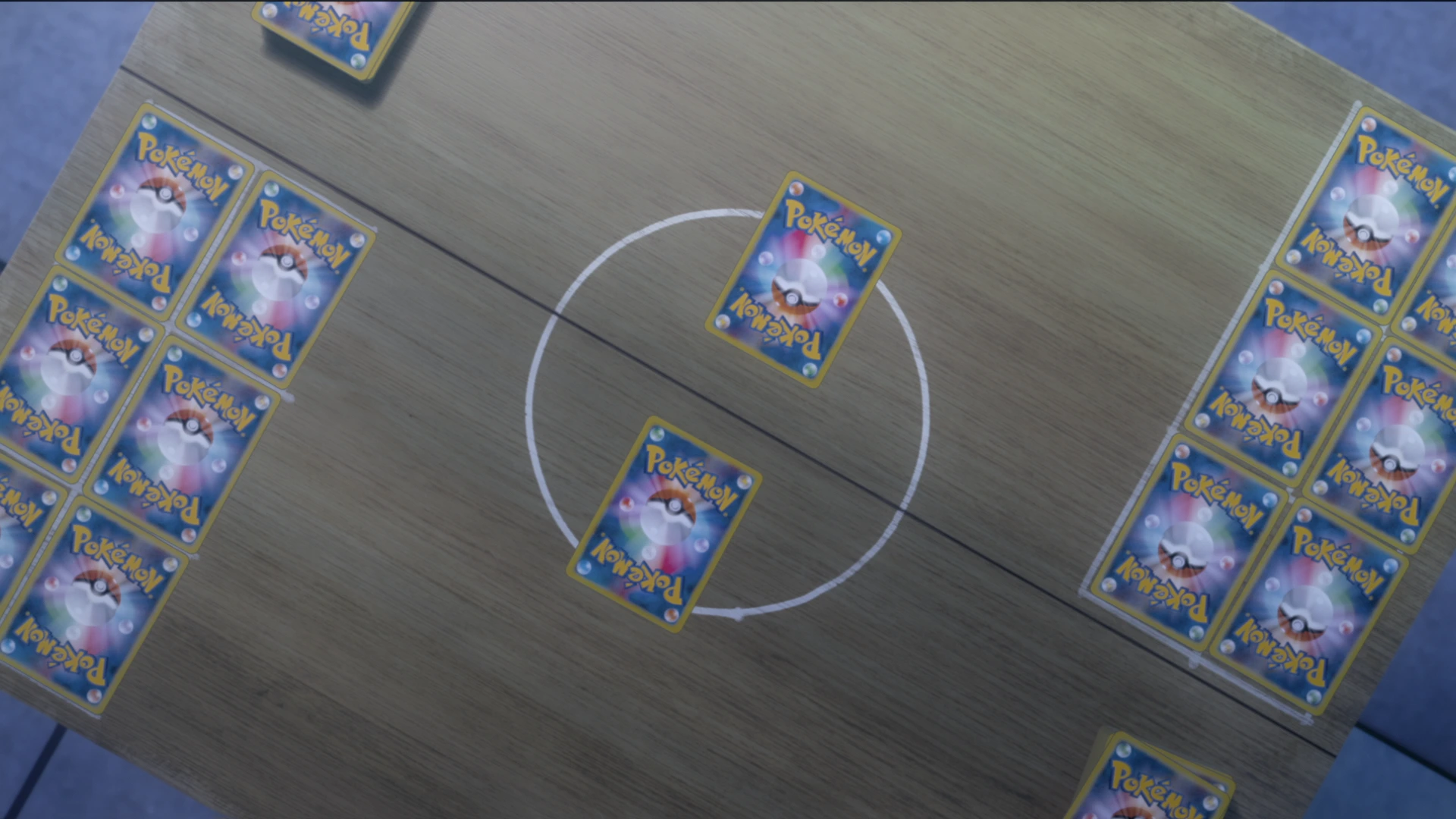 Κάρτες Pokémon TCG είναι απλωμένες γύρω από κυκλικό πεδίο πάνω σε ξύλινο τραπέζι