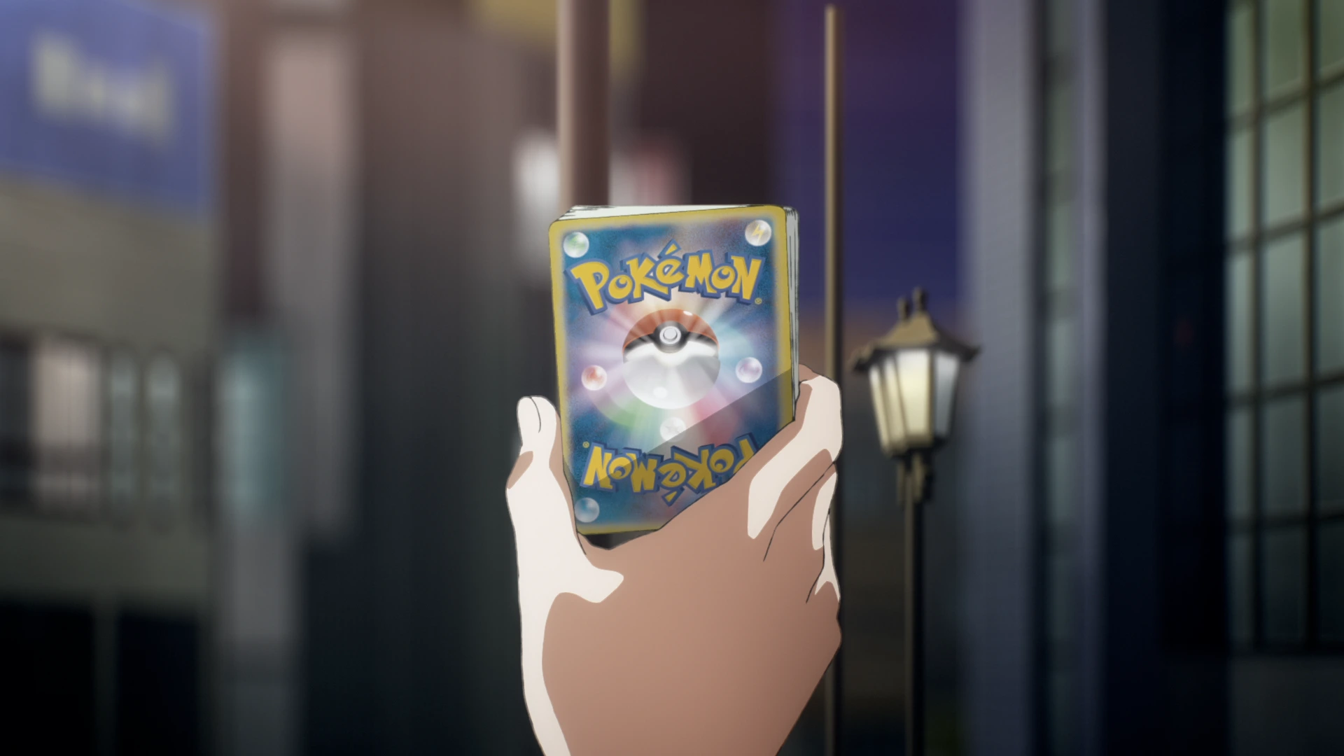Χέρι κρατά την πίσω όψη κάρτας Pokémon σε καρέ από το Wild Card