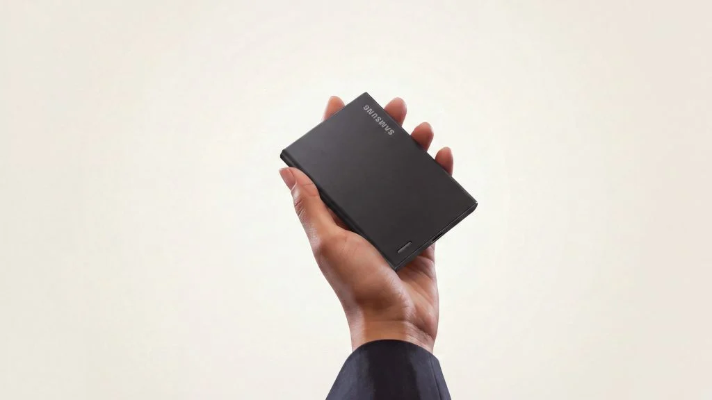 Το Samsung P7 Portable SSD κρατημένο σε ένα χέρι