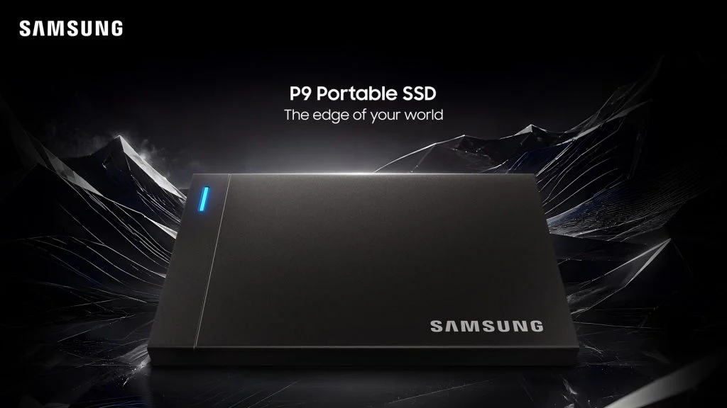 Το Samsung P9 Portable SSD σε επίσημη μαύρη απεικόνιση με μπλε λυχνία