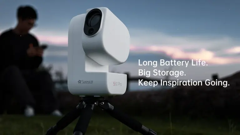 Seestar S50 Pro σε τρίποδο κάτω από τον νυχτερινό ουρανό