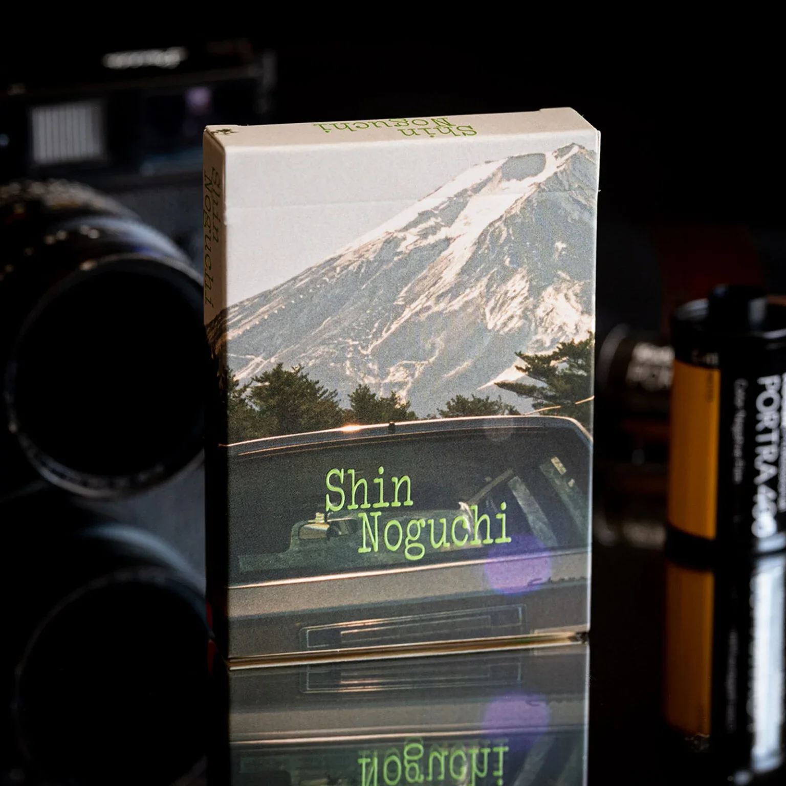 Η Fuji Box έκδοση της φωτογραφικής τράπουλας του Shin Noguchi μπροστά από φωτογραφικό εξοπλισμό
