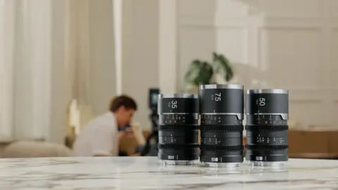 SIRUI Saturn V2: Τρεις full-frame περιστρεφόμενοι αναμορφικοί φακοί για οριζόντιο και κάθετο βίντεο