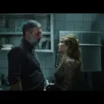 Δύο πρόσωπα σε επαγγελματική κουζίνα, σε σκηνή από τη Σπασμένη Φλέβα