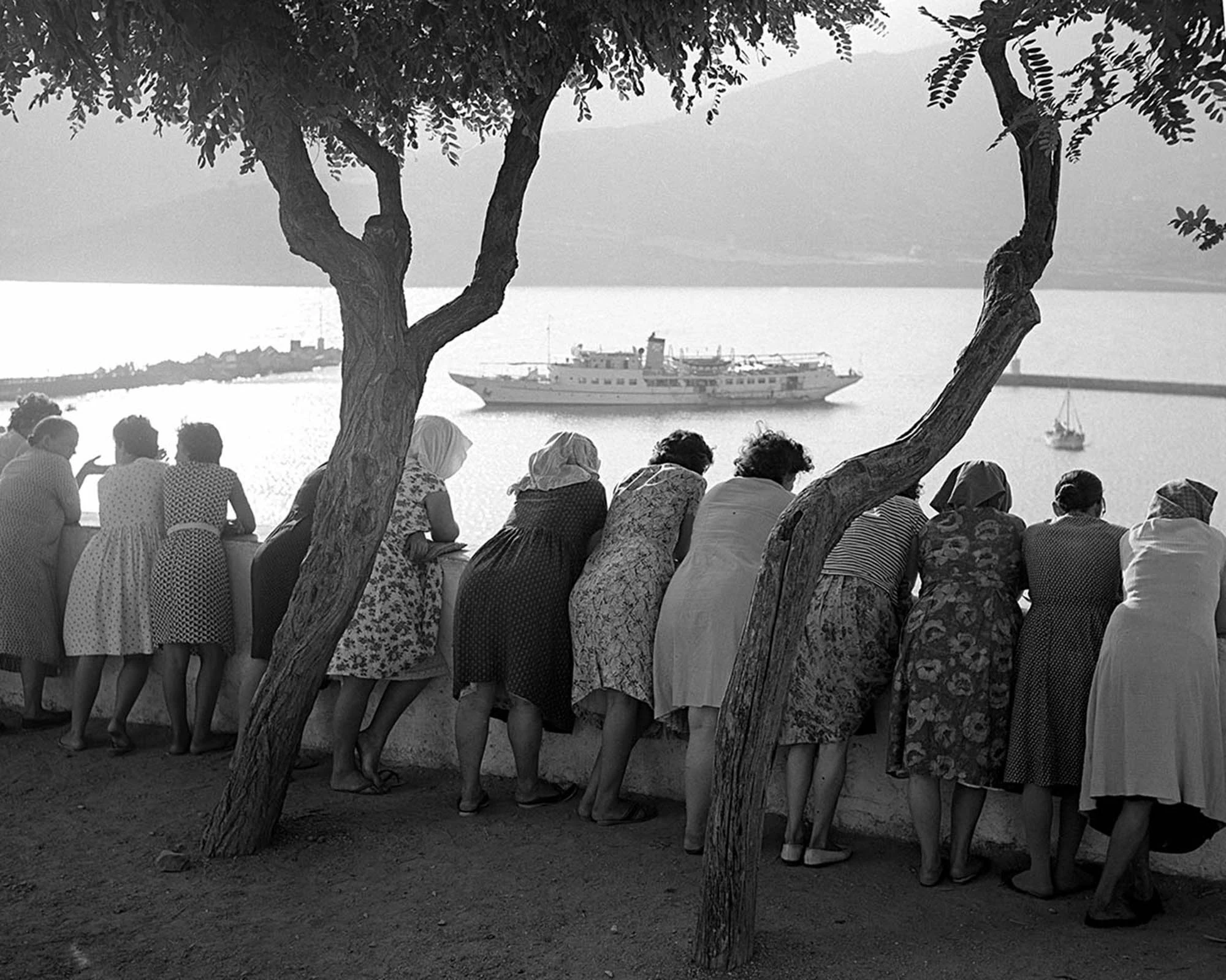 Άνθρωποι περιμένουν το καράβι στη Σκόπελο, φωτογραφία του Τάκη Τλούπα, 1965