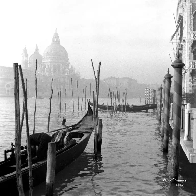 Γόνδολες στη Βενετία με τη Santa Maria della Salute στο βάθος το 1956