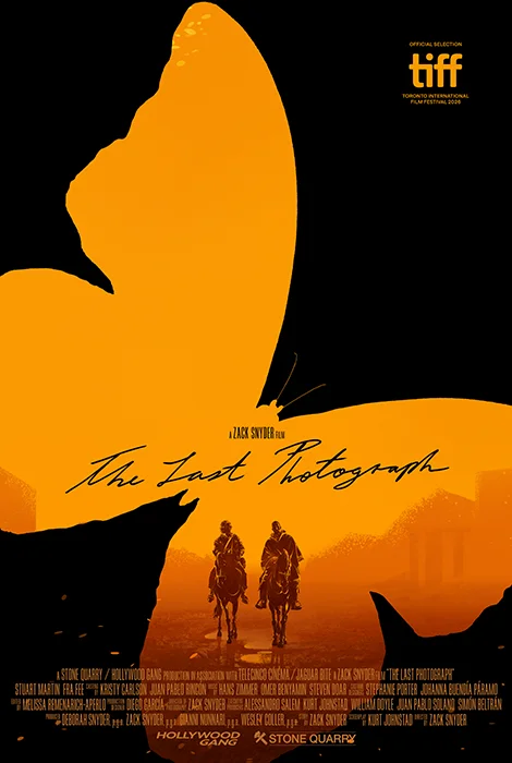 Το επίσημο poster της ταινίας The Last Photograph με μια πορτοκαλί πεταλούδα και δύο αναβάτες