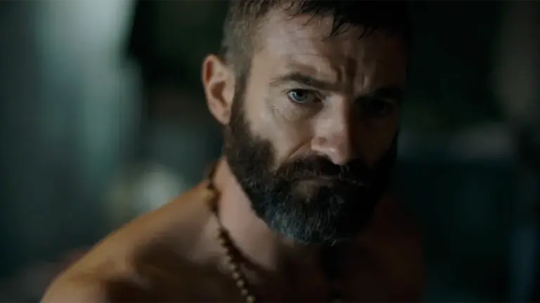 Ο Stuart Martin ως Ethan Black σε κοντινό πλάνο από την ταινία The Last Photograph του Zack Snyder