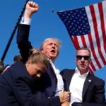 Ο Donald Trump μιλά σε δημοσιογράφους έξω από τον Λευκό Οίκο