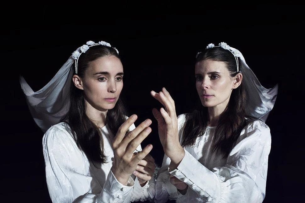 Οι Rooney Mara και Kate Mara με λευκά φορέματα σε καρέ του Bucking Fastard