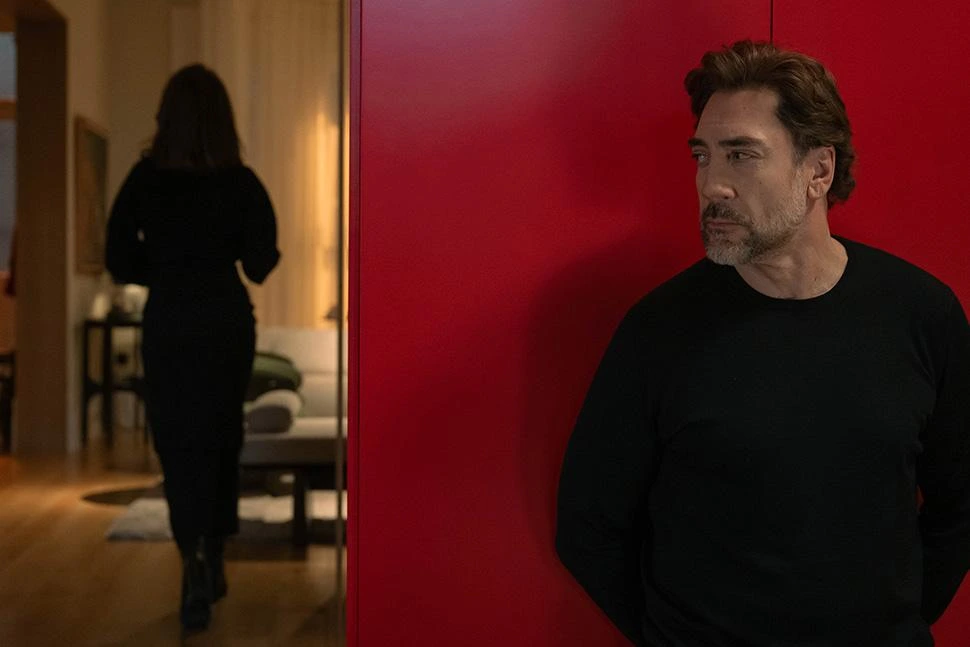 Ο Javier Bardem μπροστά από κόκκινο τοίχο σε επίσημο καρέ του Bunker