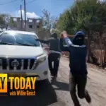 Μασκοφόροι Ισραηλινοί έποικοι με ρόπαλα δίπλα σε όχημα κατά την επίθεση σε συνεργείο του NBC στη Δυτική Όχθη