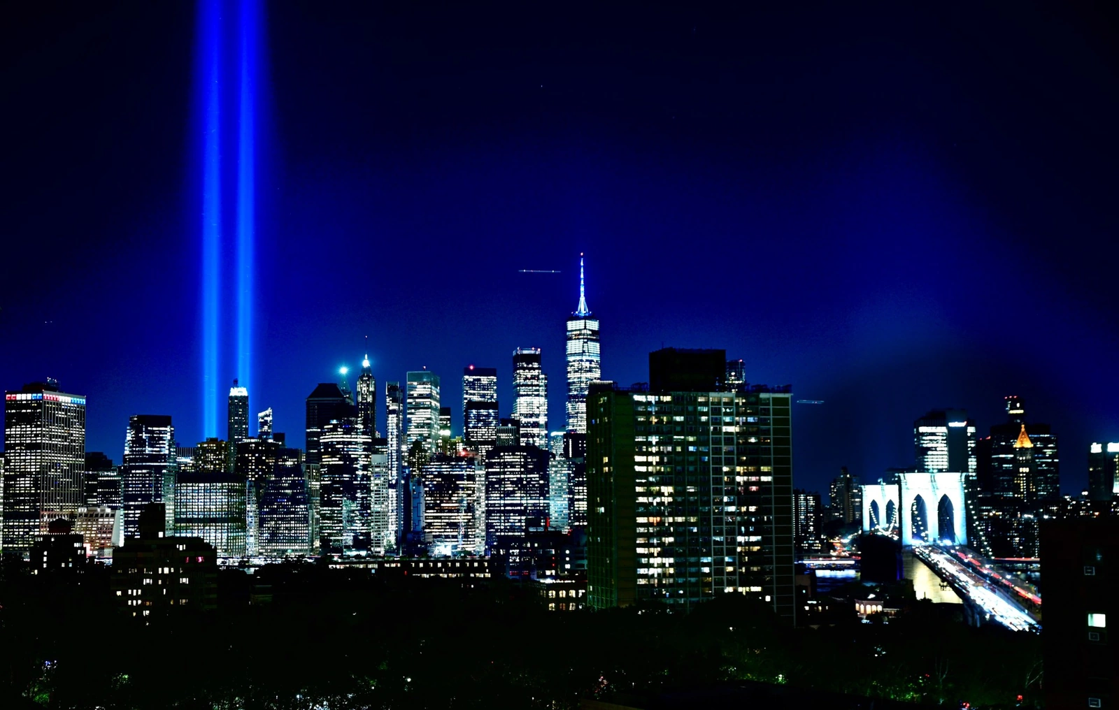 Οι δύο φωτεινές δέσμες του Tribute in Light πάνω από το Μανχάταν