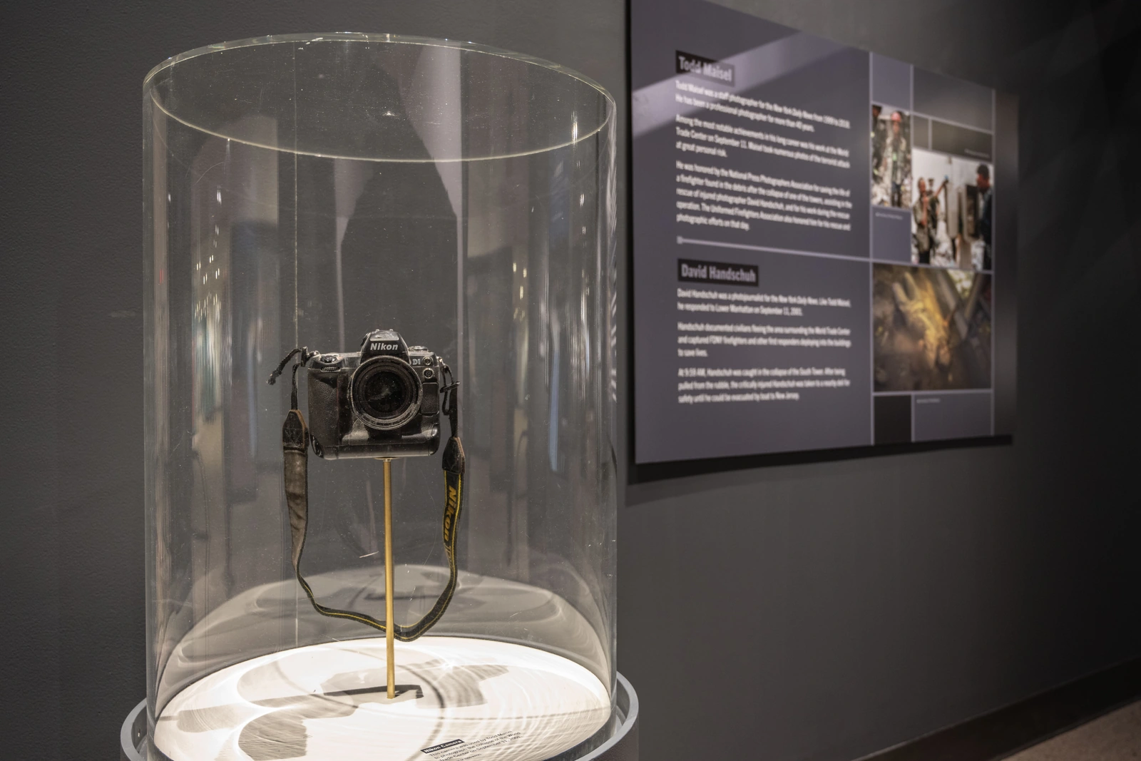 Η Nikon που χρησιμοποίησε ο Todd Maisel στις 11 Σεπτεμβρίου 2001 μέσα σε προθήκη