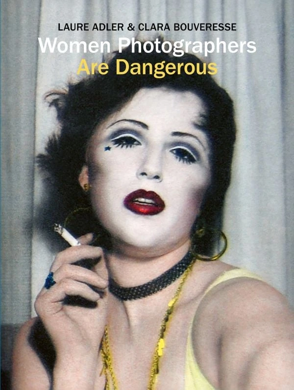 Το εξώφυλλο του βιβλίου Women Photographers Are Dangerous των Laure Adler και Clara Bouveresse