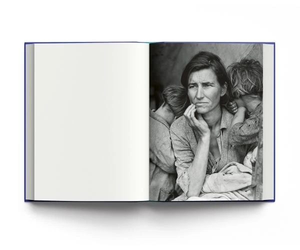 Ανοιχτό βιβλίο με τη φωτογραφία Migrant Mother της Dorothea Lange