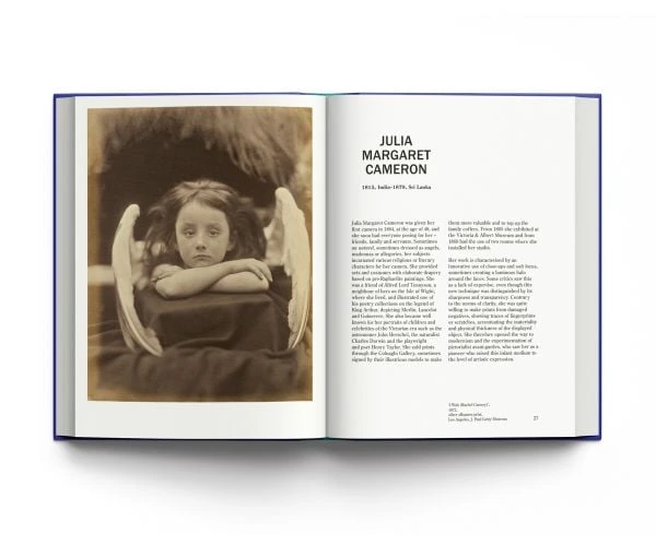 Ανοιχτό βιβλίο με παιδικό πορτρέτο της Julia Margaret Cameron