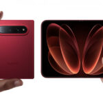Το κόκκινο Xiaomi 18 Fold κλειστό και ανοιχτό στα χέρια