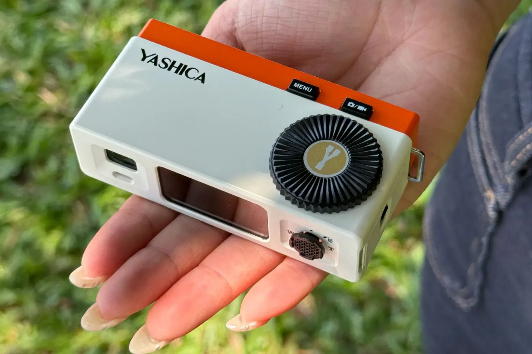Η Yashica Y16 σε λευκό και πορτοκαλί χρώμα με τον μεγάλο επάνω επιλογέα και τα φυσικά χειριστήρια