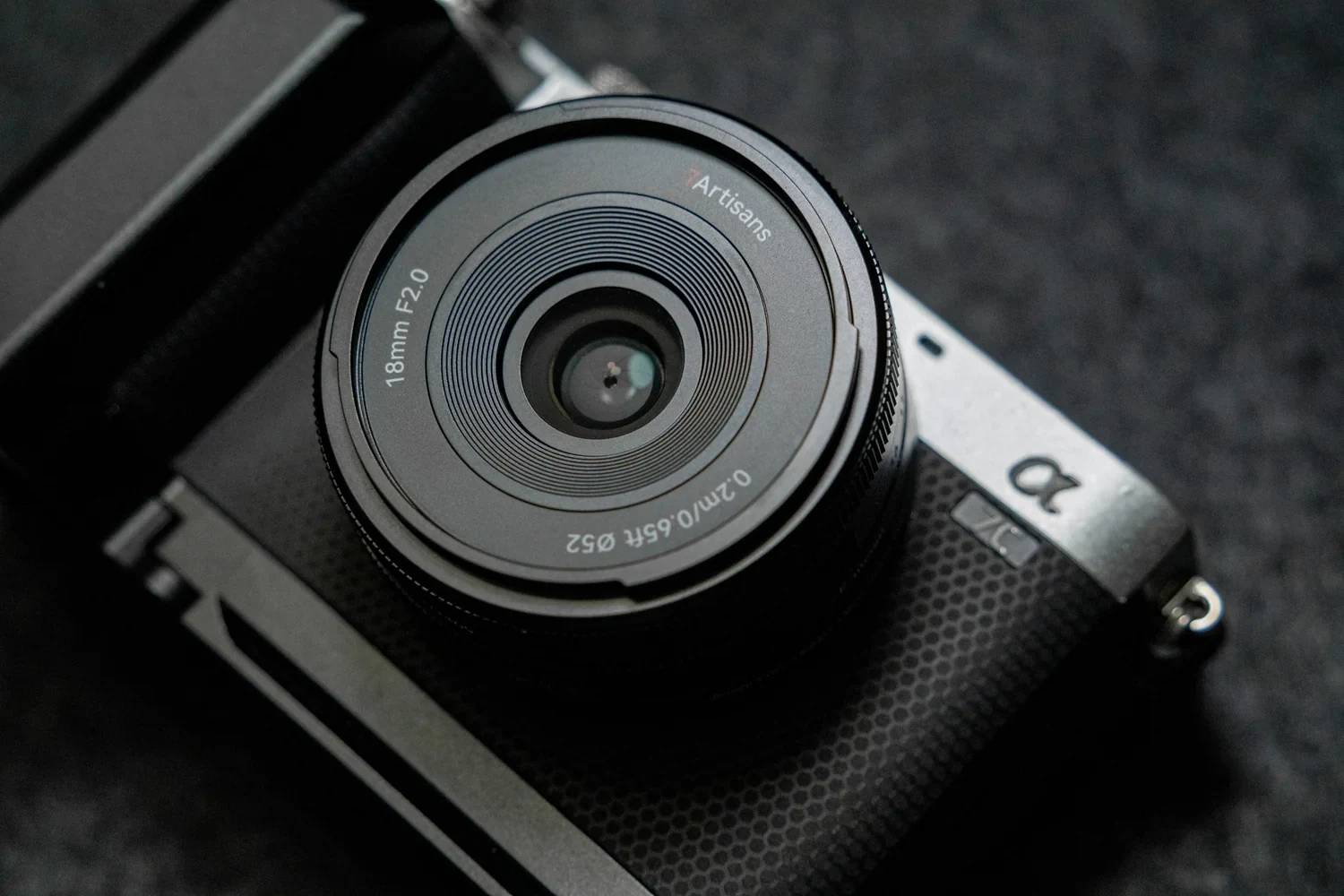 Κοντινή όψη του 7Artisans AF 18mm F2 πάνω σε Sony κάμερα