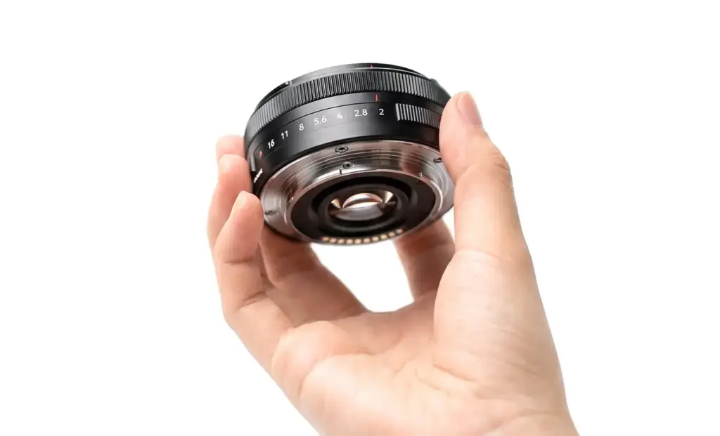 Πίσω όψη του 7Artisans AF 18mm F2 με ηλεκτρονικές επαφές και δαχτυλίδι διαφράγματος