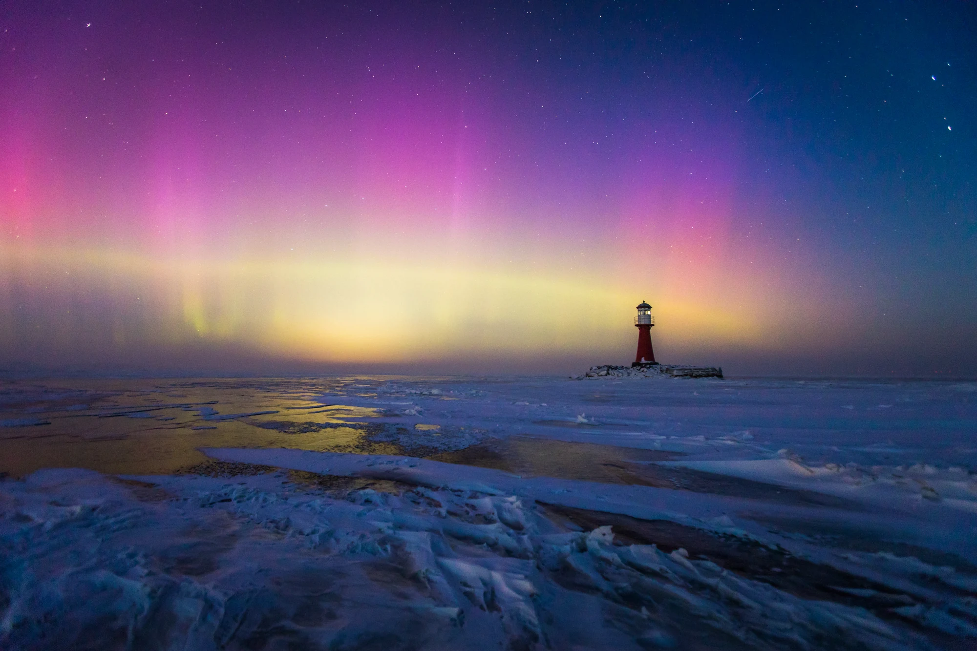A Light in the Frozen Night, μία από τις 13 φωτογραφίες του ημερολογίου WMO 2027