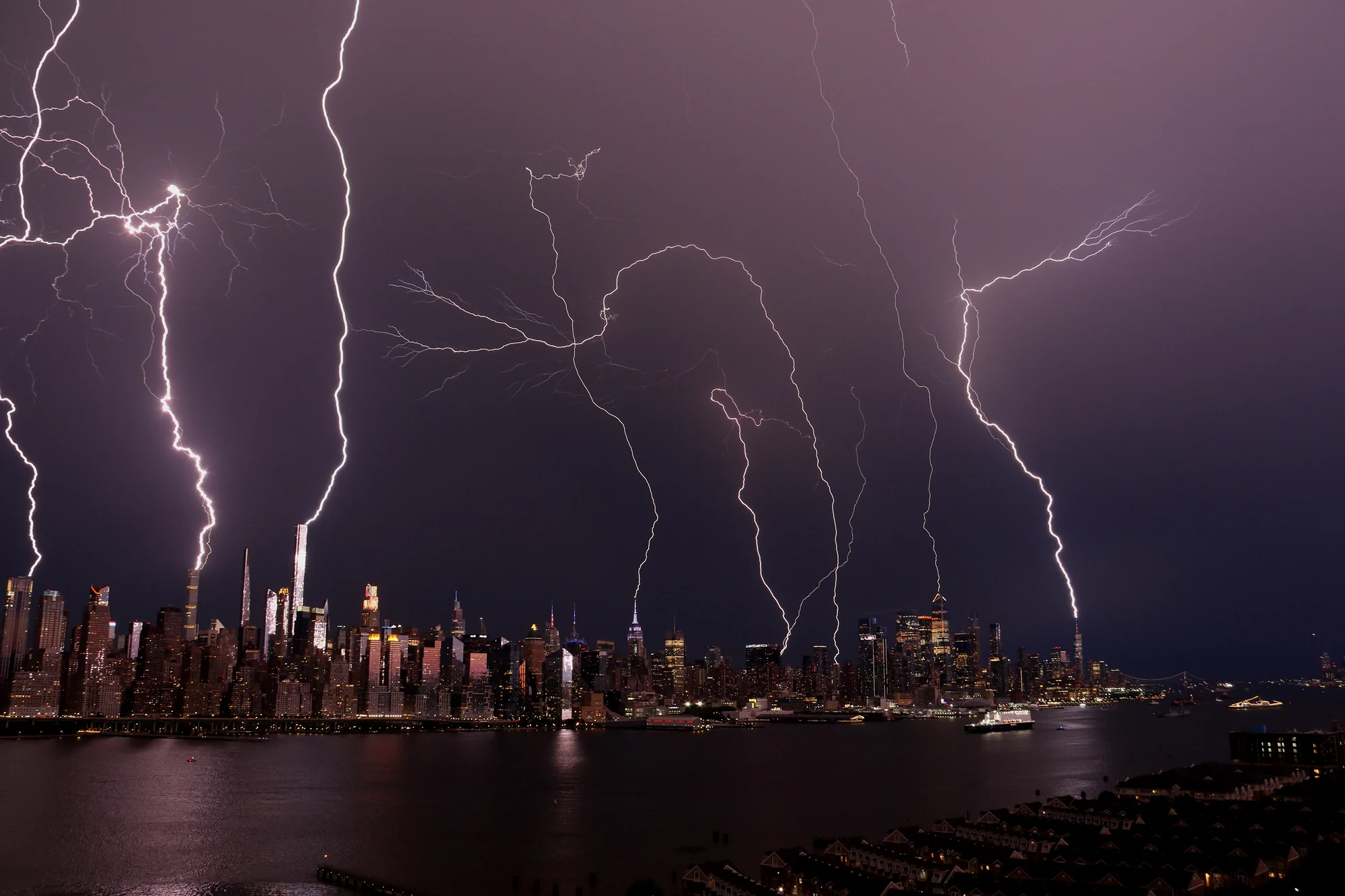 A Remarkable Series of Lightning Strikes, μία από τις 13 φωτογραφίες του ημερολογίου WMO 2027