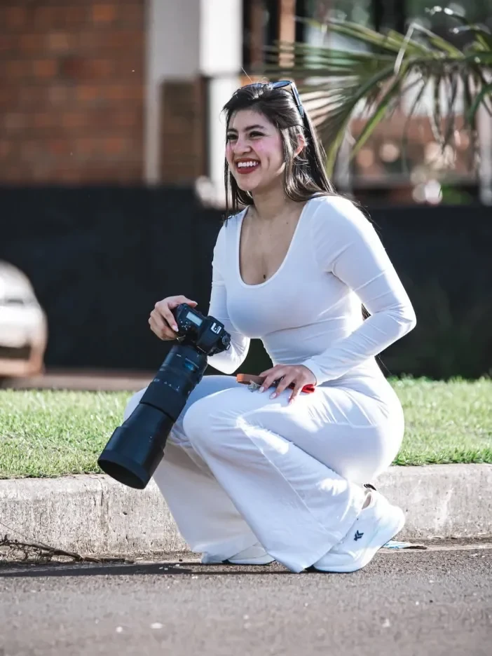 Η φωτογράφος Adriana Caballero κρατά φωτογραφική μηχανή με τηλεφακό