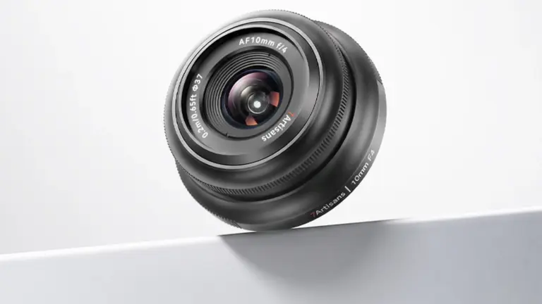 Ο υπερευρυγώνιος φακός 7Artisans AF 10mm f/4 APS-C σε γωνιακή λήψη
