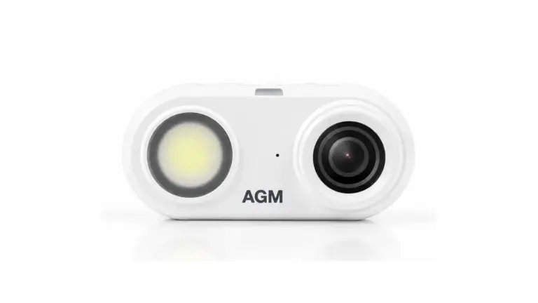 Λευκή μικροσκοπική action camera AGM CAM 1 με φακό και ενσωματωμένο LED σε λευκό φόντο