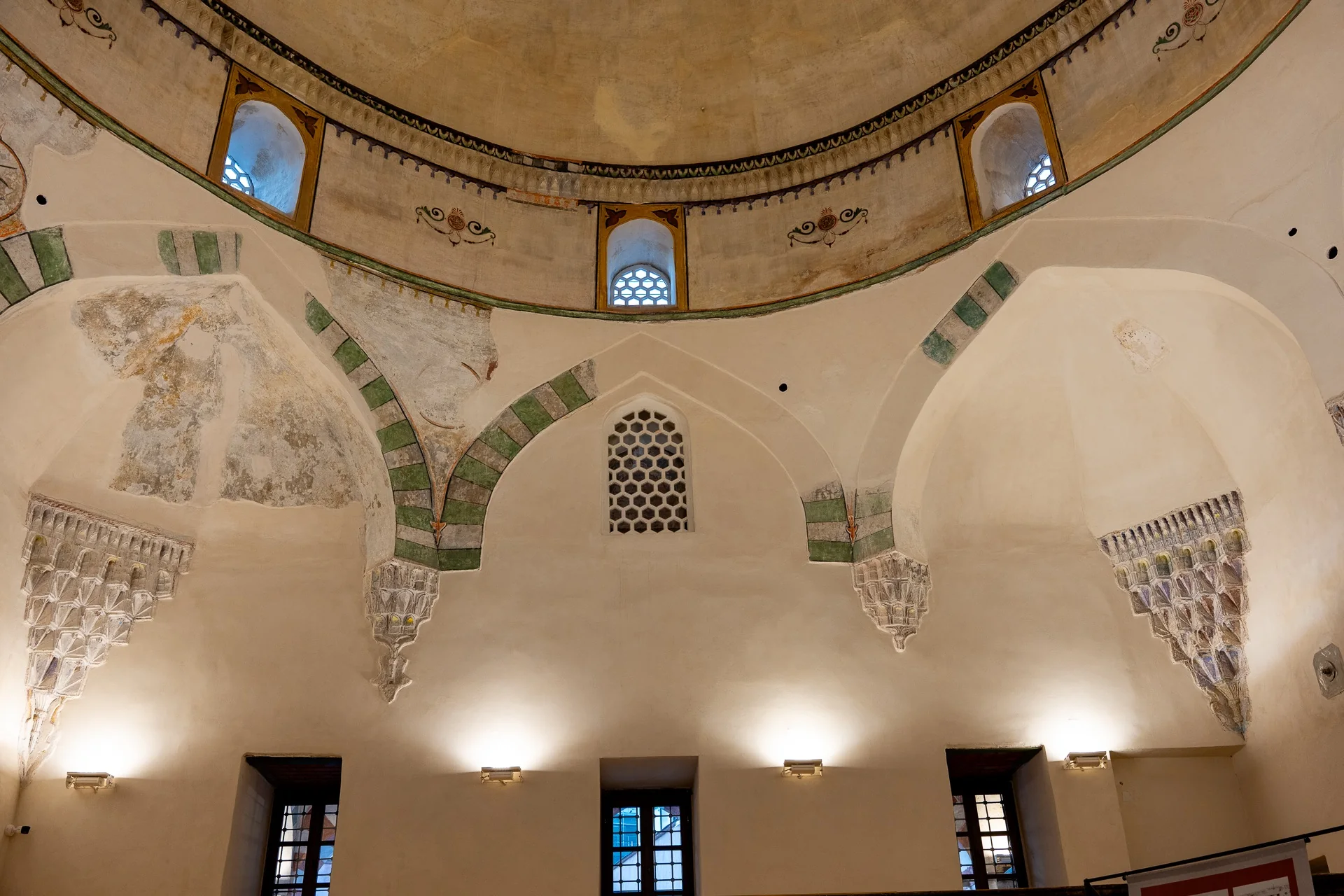 Dome, arches and ornamentation inside Alkazar