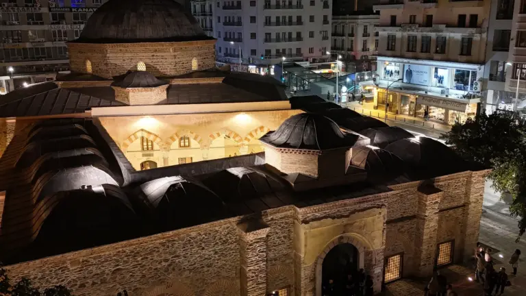 Νυχτερινή εξωτερική άποψη του φωτισμένου τεμένους Χαμζά Μπέη, Αλκαζάρ, στη Θεσσαλονίκη