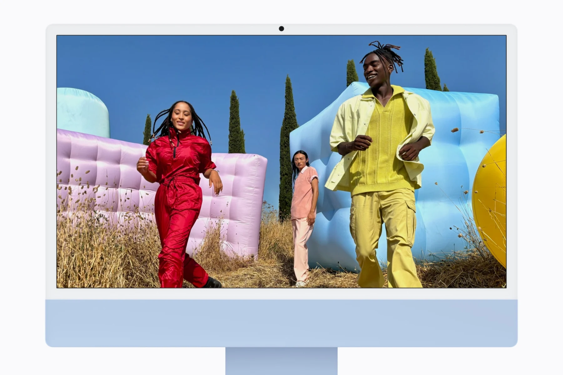 Μπλε iMac M6 με φωτογραφία ανθρώπων στην οθόνη