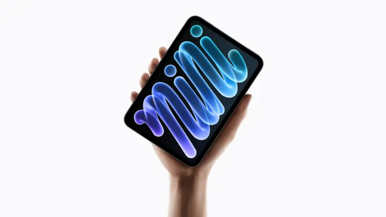 Το νέο Apple iPad mini στο χέρι, με το χαρακτηριστικό μπλε μοτίβο στην οθόνη