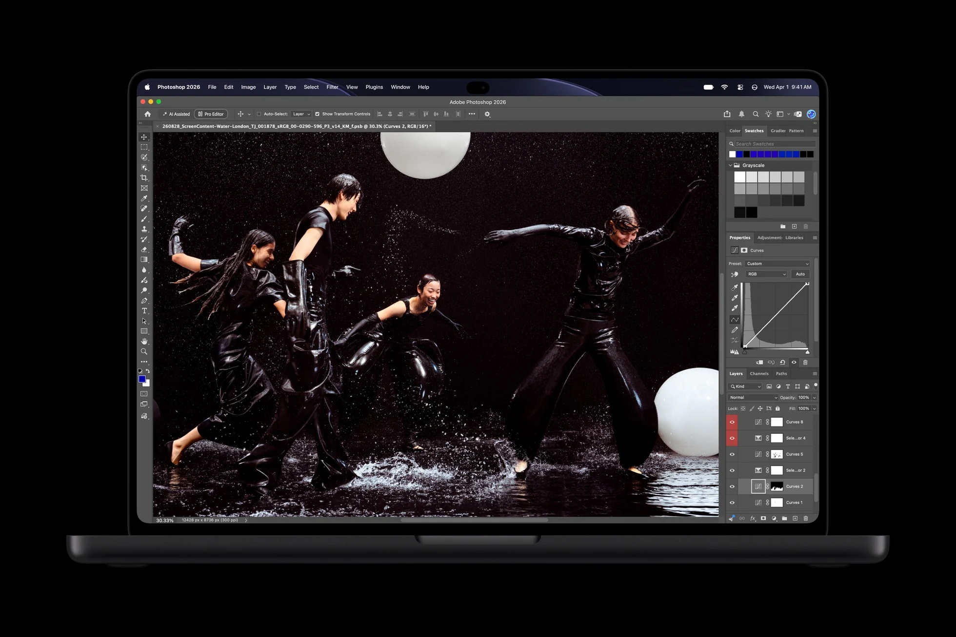 MacBook Pro με ανοιχτό Adobe Photoshop και εργασία σε φωτογραφία