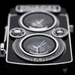 Κοντινή όψη του μηχανικού ρολογιού ARTRA Camera Dual Rolleiflex με δύο κυκλικά καντράν που θυμίζουν φακούς TLR