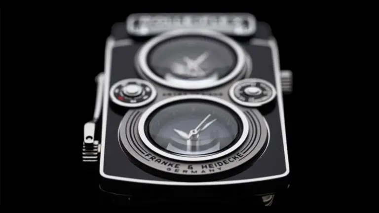Κοντινή όψη του μηχανικού ρολογιού ARTRA Camera Dual Rolleiflex με δύο κυκλικά καντράν που θυμίζουν φακούς TLR