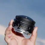 Ο φακός AstrHori MF 8mm f/2.4 Circular Fisheye σε παρουσίαση προϊόντος