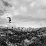 Αθλητής ισορροπεί σε highline πάνω από τον παγετώνα Sólheimajökull στην Ισλανδία