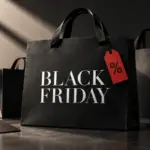 Μαύρες τσάντες αγορών με επιγραφή Black Friday και κόκκινη ετικέτα έκπτωσης