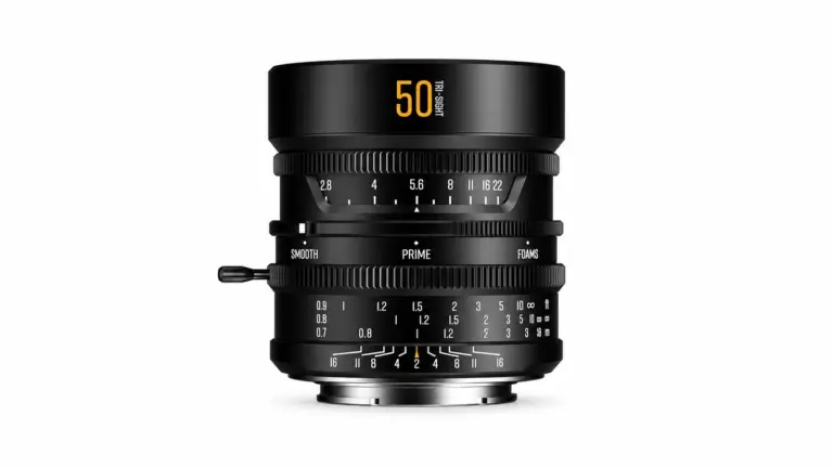 Ο Brightin Star MF 50mm f/2 Tri-Sight σε λευκό φόντο