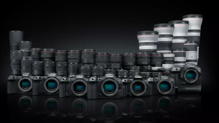 Σειρά φωτογραφικών μηχανών Canon EOS R και φακών Canon RF σε σκούρο φόντο